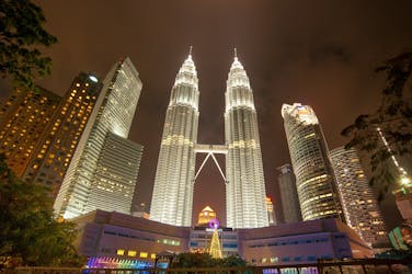 Excursão noturna privada Petronas Twin Tower dança cultural e compras
